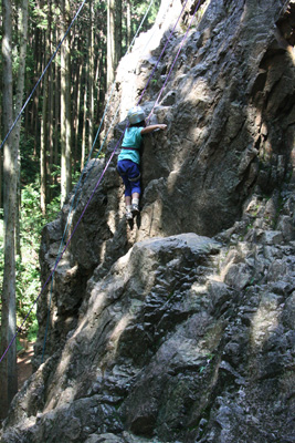 男岩南面フェースを登る隣グループの小２に女の子の写真