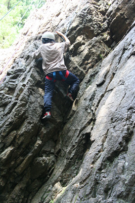 男岩南面の凹角を登るK.Kさんの写真