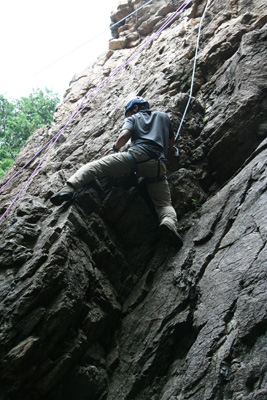 男岩南面の凹角を登るSさんの写真