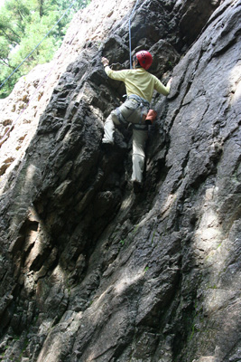 男岩南面の凹角を登るM.Yさんの写真