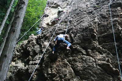 男岩西面のアンダークリングフェースを登るAさんの写真