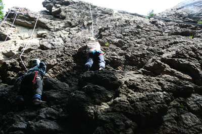 男岩西面フェースの中間部を登るK.Kさんの写真