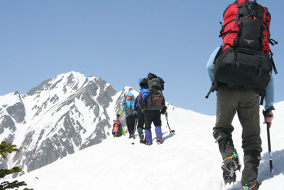 五竜岳と五竜岳を目指して遠見尾根を登る人の写真