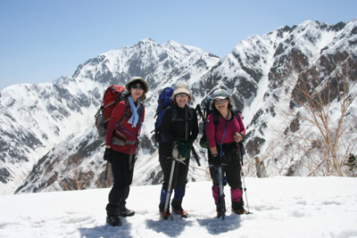 鹿島槍ヶ岳を背に大遠見山付近に発つメンバーの写真