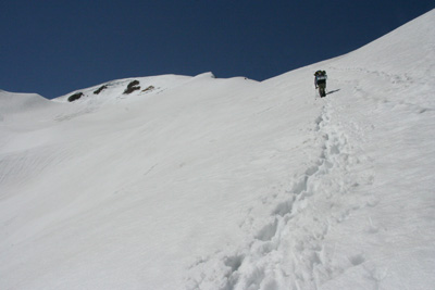 白岳に向けて登っている人の写真