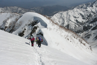 西遠見山を背に白岳に向けて登るメンバーの写真