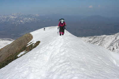 白岳山頂を歩いているメンバーの写真