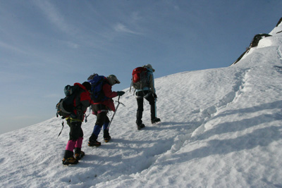 ２日目の朝、五竜岳山頂に向けて登りはじめた写真