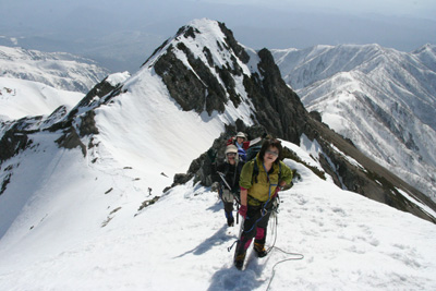 雪壁手前を登ってきたメンバーの写真