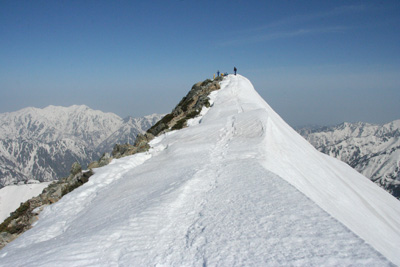 五竜岳山頂に立つ人たちの写真
