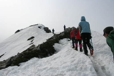唐松岳の山頂に向けて登っている写真
