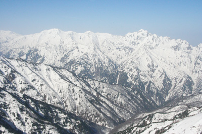 五竜岳山頂から見た剣岳と立山の写真