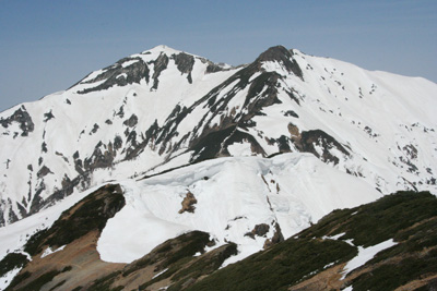 白岳の下りから見た唐松岳と牛首方面の写真