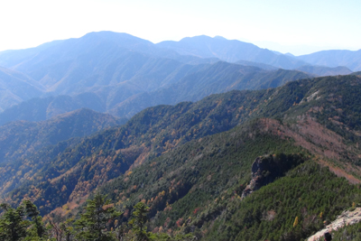 甲武信岳山頂から見た国師ヶ岳と金峰山の写真