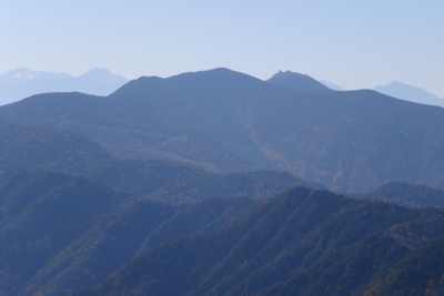 金峰山と朝日岳遠く南アルプスの写真