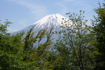尾根に上がって最初のベンチのところから見た富士山の写真