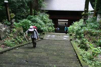 随神門から上のさらに急な階段を登っている写真