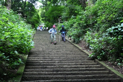大平山神社から下の急な階段を下っている写真