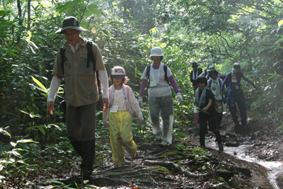 船形山のブナを守る会のＫさんを先頭に石巻のＫ親子、Ｇ親子が大滝キャンプ場手前を歩いている写真