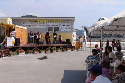 石巻で開催されていた沖縄エイサーの人たちの写真