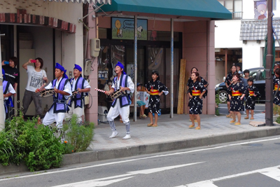 石巻の商店街をパレードしていた沖縄エイサーの人たちの写真