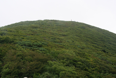 御来光岩から見た山頂の写真