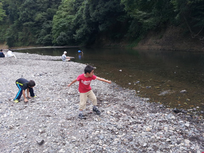 高麗川に石を投げている子どもたちの写真