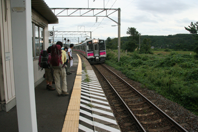 吹浦駅に到着した電車の写真