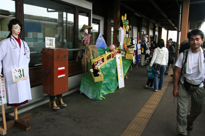 いろんなかかしが展示された矢島駅に到着した写真