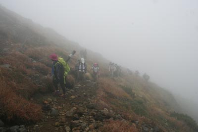 霧の中を登り外輪山に到着した写真