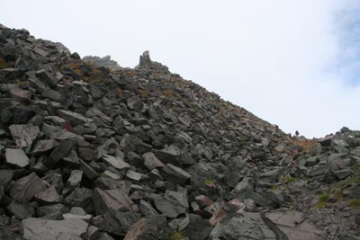 大きな岩が累々と積み重なった新山方面の写真