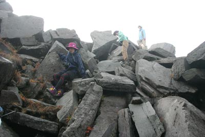新山山頂から大きな岩のところを下っている写真