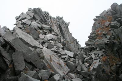 岩が積み重なった新山山頂付近の岩の写真