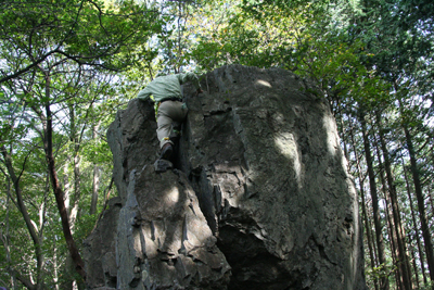 岩茸石に登るＹさんの写真