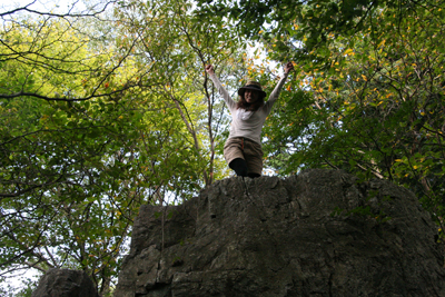 登り方を教えてあげた別パーティーの女性が岩の上でバンザイをしている写真
