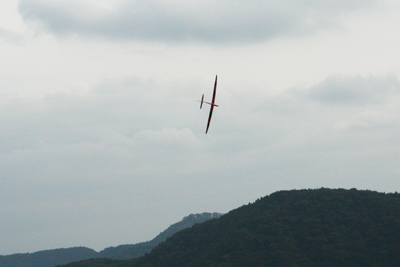 リモコングライダーが空を飛んでいる写真