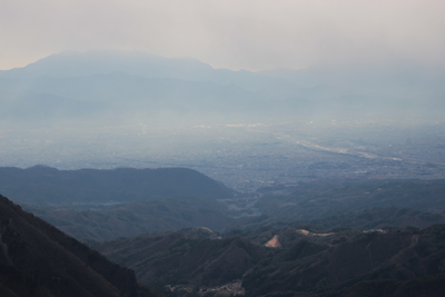 甲府盆地と雨ヶ岳、毛無山方面の写真