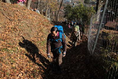 桜山に向けて登り始めた写真