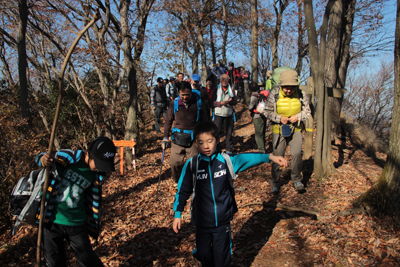桜山山頂を後に歩きはじめた写真