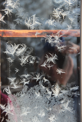 高見石小屋の窓ガラスに付いた氷の結晶の写真