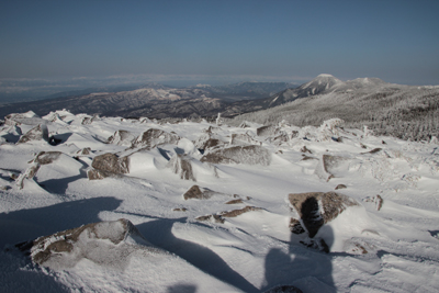 中山山頂から見た蓼科山と北アルプス方面の写真