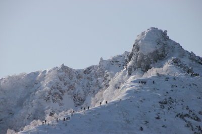 東天狗岳に登る人たちの写真