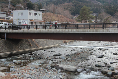 道志川に架かる橋を渡って道の駅に向かっている写真
