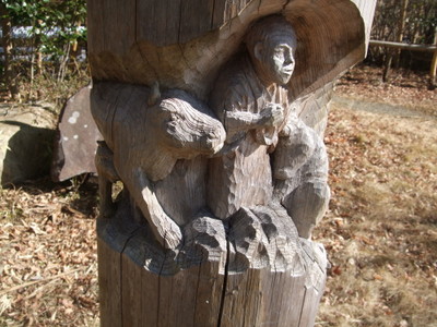 背の高い木に彫られた彫刻の写真