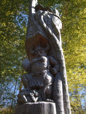 高い木に彫られた牛頭明王の写真