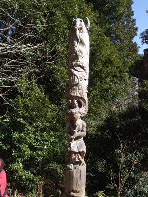 トーテムポールのような木彫りの写真