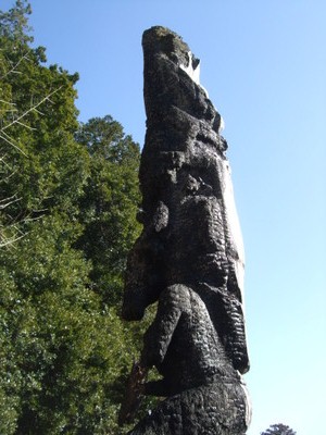 左の木彫りの最上部の写真