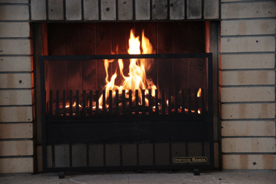 ロッジ内の薪がたかれている暖炉の写真