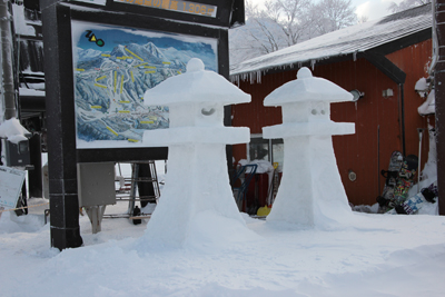 雪で作った灯籠の写真