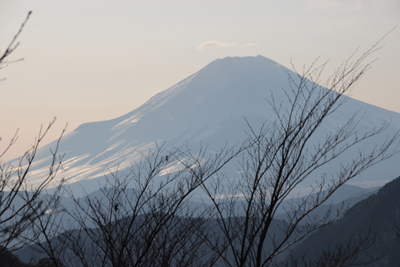 帰りの展望園地から見た逆光の富士山の写真